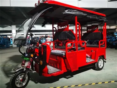 Triciclo eléctrico para pasajeros en el mercado de la India